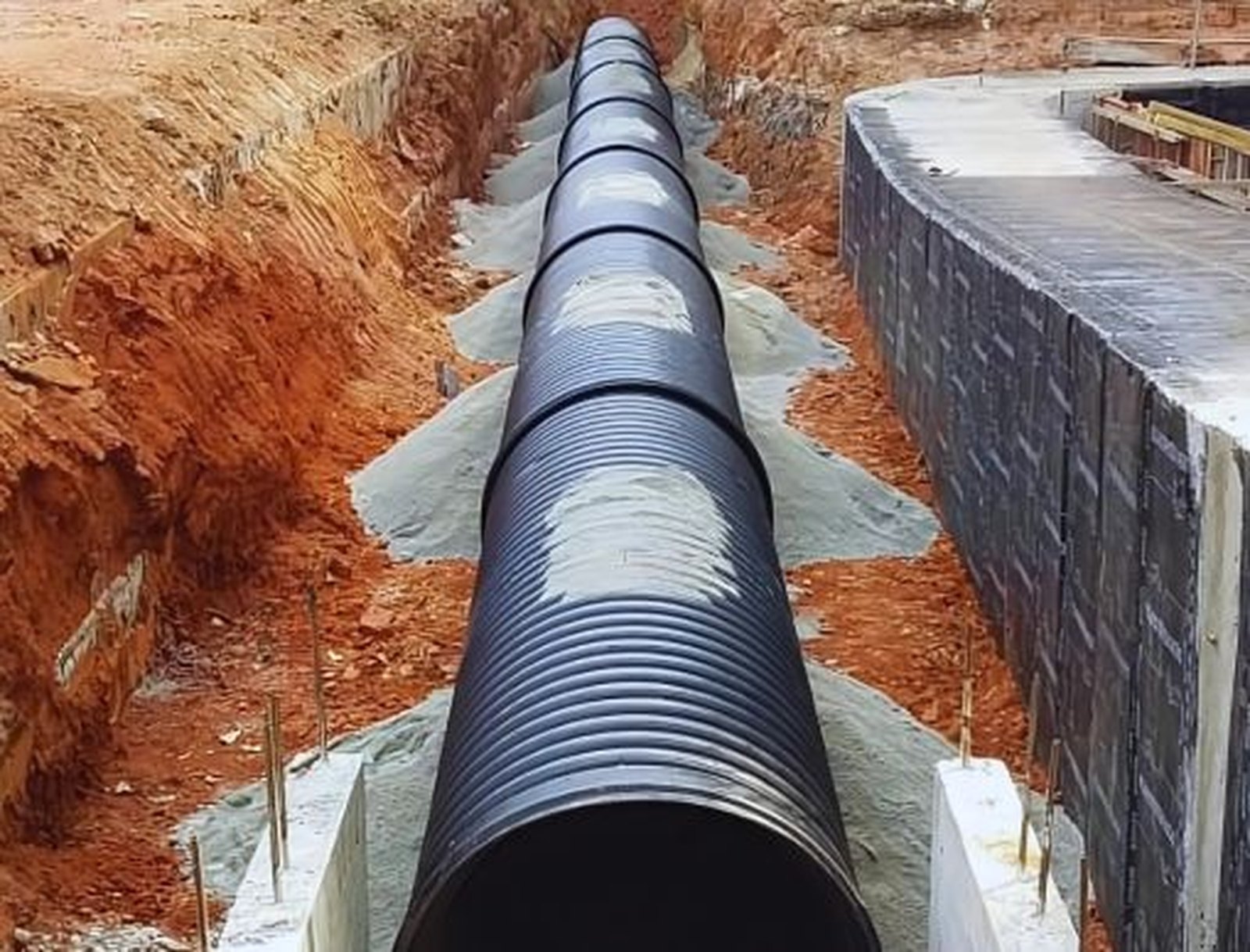 Tubulação Kanaflex em obra de saneamento